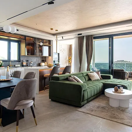 La Dolce Luxury Penthouse With Rooftop Pool & Sea View *